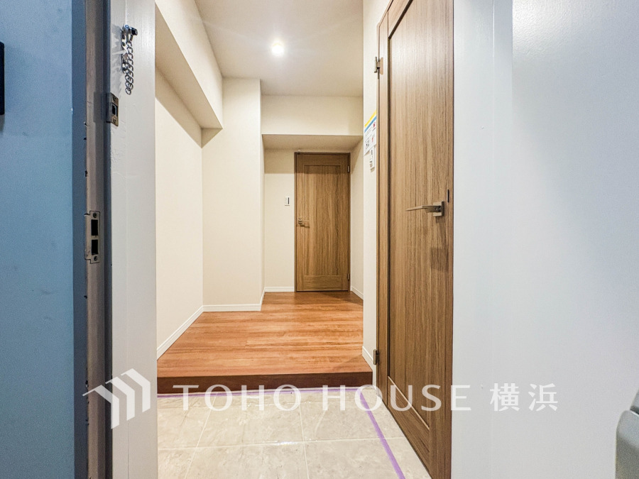 豊かなプライベートタイムへ誘うモダンテイストな玄関。デザインや素材が美しい調和を奏でている空間です。お客様をお迎えする玄関は落ち着いた雰囲気です。