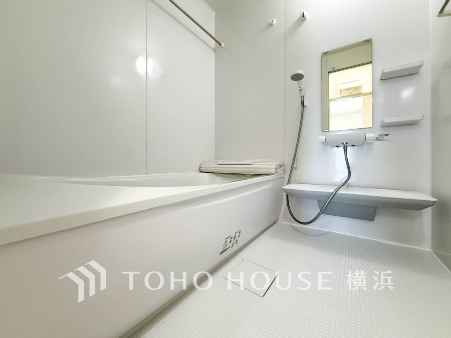 快適な使い心地とゆとりある空間が1日の疲れを解きほぐすバスルーム。空間も浴槽もゆったりのびのび使えるゆとり設計。広く感じるゆとり設計で快適なリラックスタイムを過ごせます。