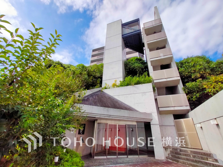 ふりそそぐ陽射しと開放的な空間形成。青空を背景に更なる美しさを醸す佇まい。暖かな陽光と爽やかな風がハーモニーを奏でる上質な空間を愉しむ暮らしがここにある。