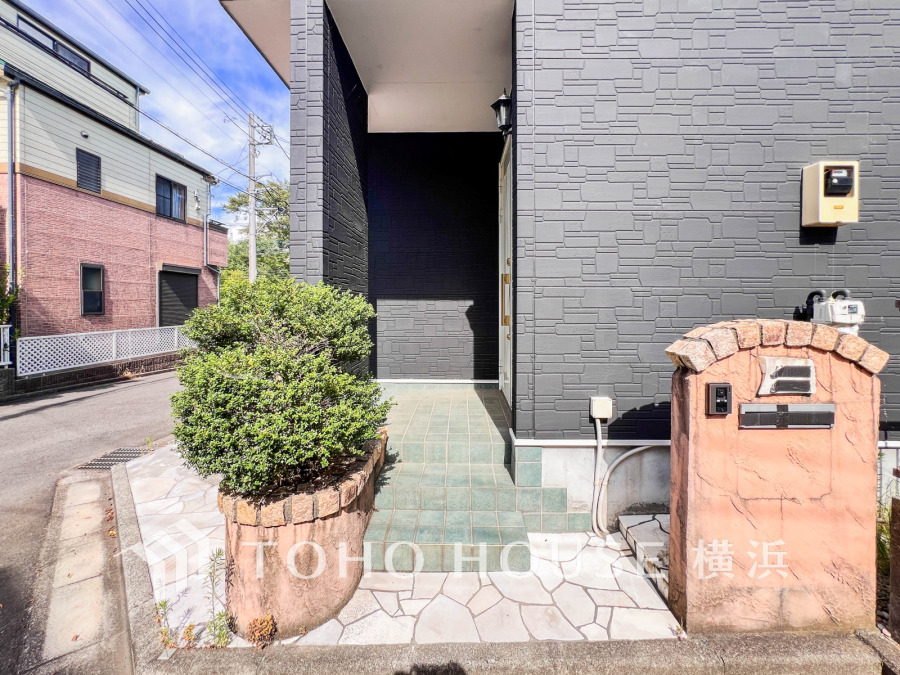 居住者の帰り、訪れる方を優しく迎え、やすらぎに満ちた生活空間を予感させる。健やかな暮らしを楽しめそう。