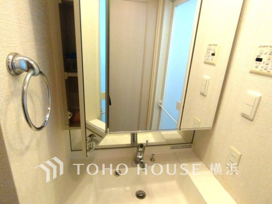 ご家族の1日が始まり、1日の終わりを締めくくる洗面空間。快適に過ごせることはもちろん、気品や優雅さを兼ね備えたパウダールームです。