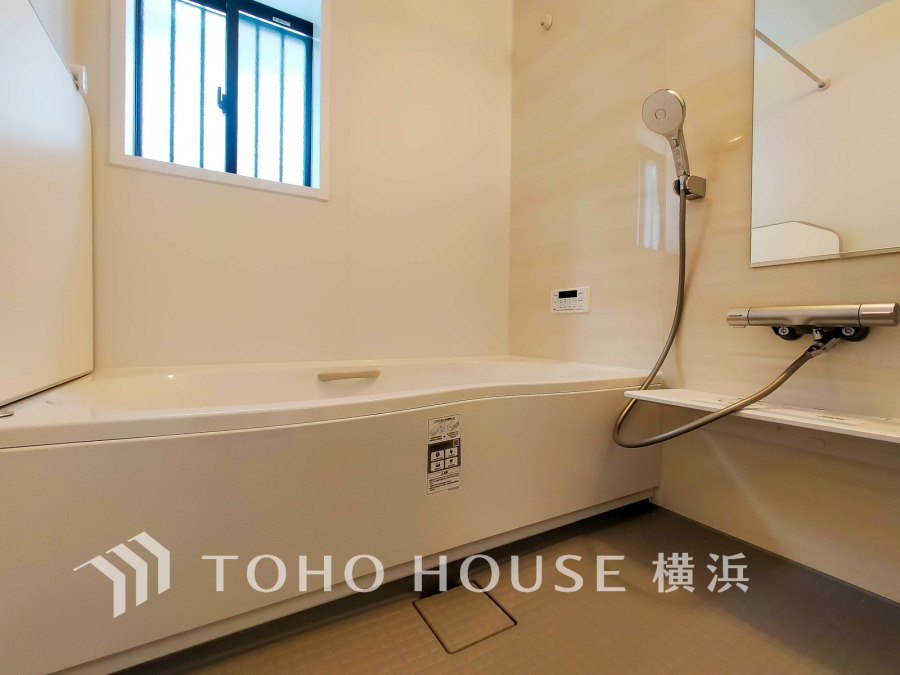 上質が感じられる質感とカラーリングで、清潔な空間美を実現。一日の疲れが癒される優雅なバスタイムを堪能できるゆとりあるバスルームです。