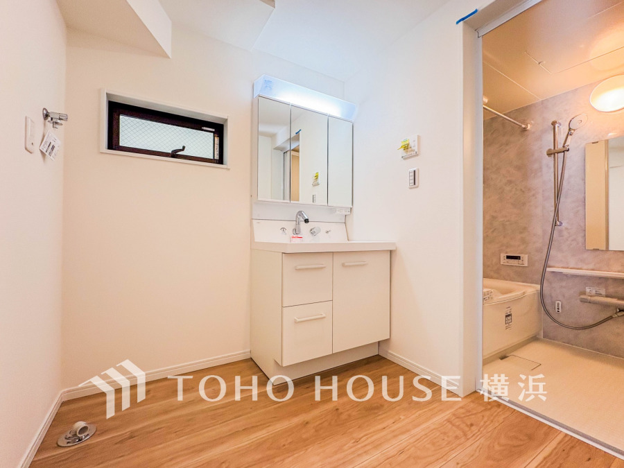 落ち着いた空間を演出するカラーと、ゆったり落ち着いてお使い頂ける広さが魅力のパウダールーム。居室からも独立しており、プライベート空間を保ちます。