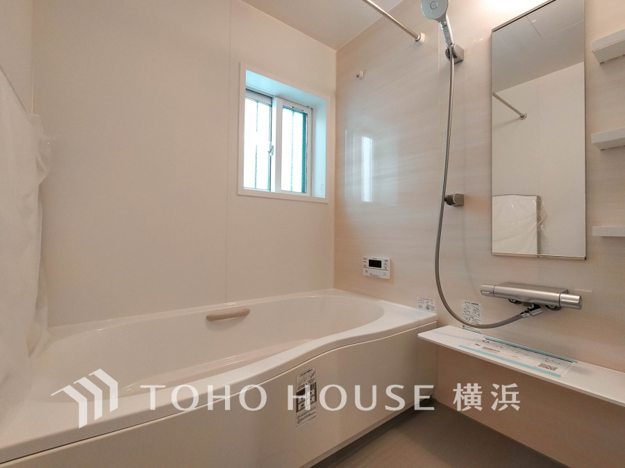 上質が感じられる質感とカラーリングで、清潔な空間美を実現。一日の疲れが癒される優雅なバスタイムを堪能できるゆとりあるバスルームです。