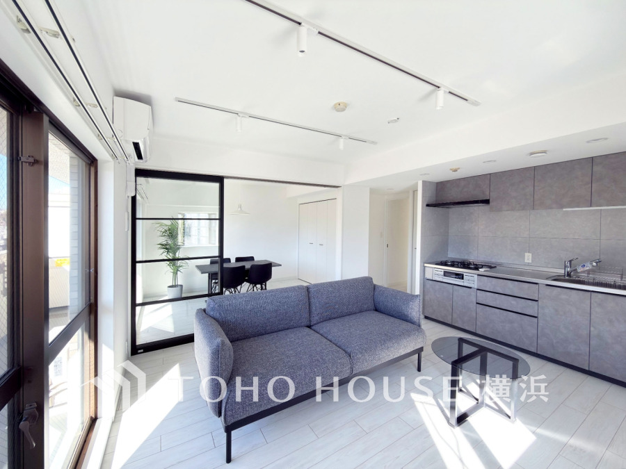 豊かな陽光が注ぎ込む明るい空間。開放感と居住性を満たしてくれる間取り設計。
