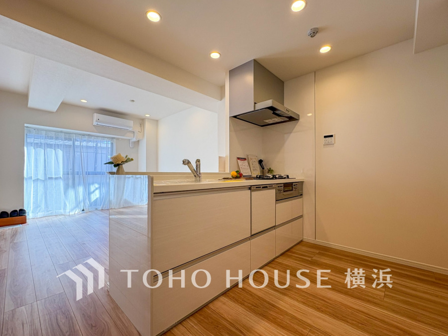 使い勝手の良い設備のキッチンで効率よくお料理もできます。食する料理に家族が舌鼓を打ち自然と笑いが絶えない空気感がそこに広がります。自慢の腕をふるってください。