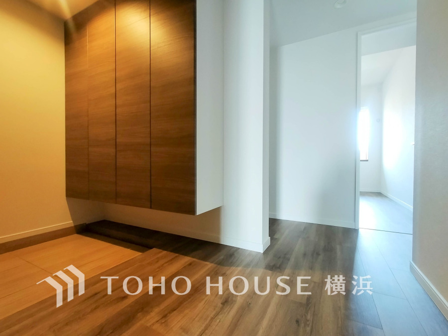 豊かなプライベートタイムへ誘うモダンテイストな玄関。デザインや素材が美しい調和を奏でている空間です。お客様をお迎えする玄関は落ち着いた雰囲気です。