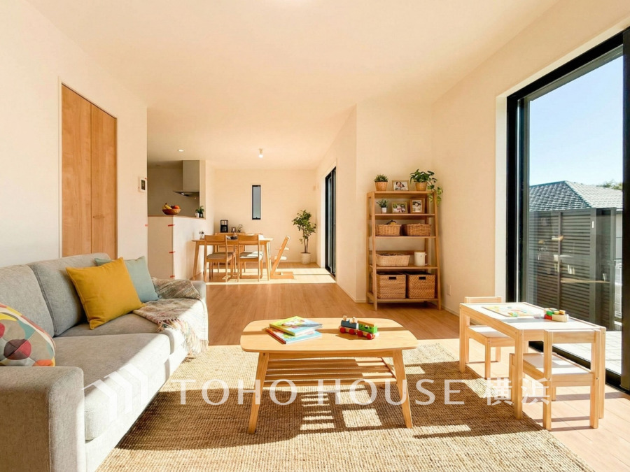 陽光がたっぷり差し込む、木の温もりあふれる開放的なリビングダイニング空間です。（家具はAI加工です）