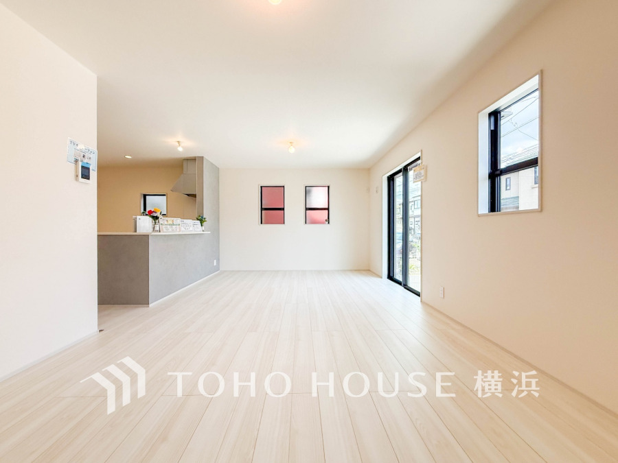 明るく開放的な空間が広がるLDK。室内には豊かな陽光が注ぎ込み、爽やかな住空間を演出。
