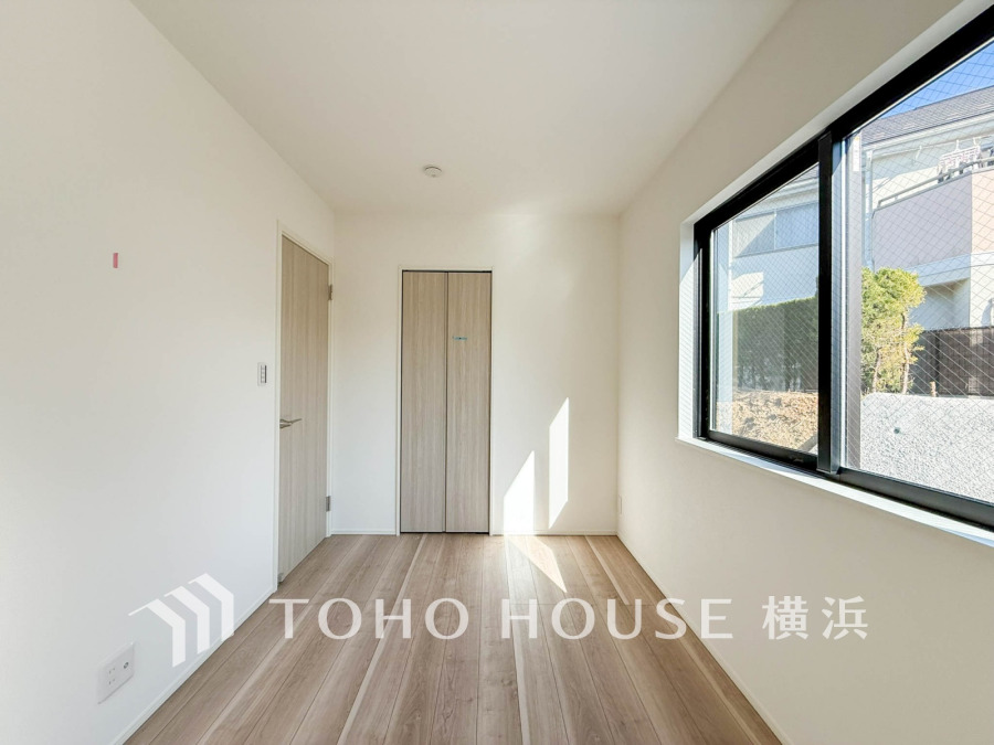 シンプルで使いやすい洋室。自分時間を充実させながら心豊かなひとときを過ごすための大切な空間です。
