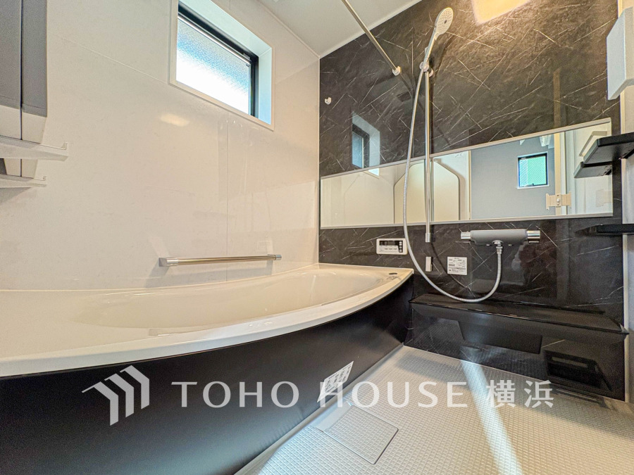 心地よいリラックスを叶える清潔感溢れる美しい空間。快適で機能的なバスルームです。
