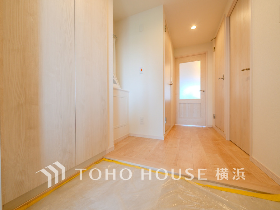 上質感漂う玄関と廊下。居住者の帰り、訪れる方を優しく迎える・安らぎに満ちた生活空間を予感させる。健やかな暮らしを楽しめることでしょう。