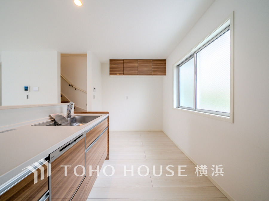 プライベートスペースを彩るインテリアとしての美と、快適な日常を支える機能性と強さがひとつになったキッチンです。開放的な対面カウンターキッチンはリビングと一体感のある空間。