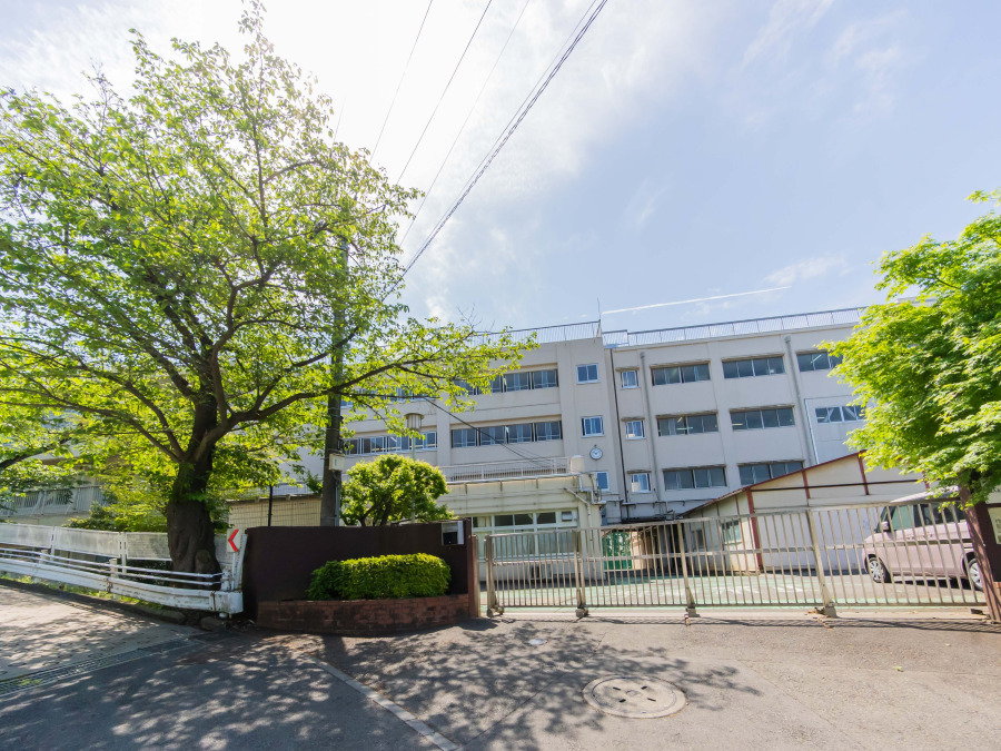 横浜市立都田中学校　約1,100ｍ