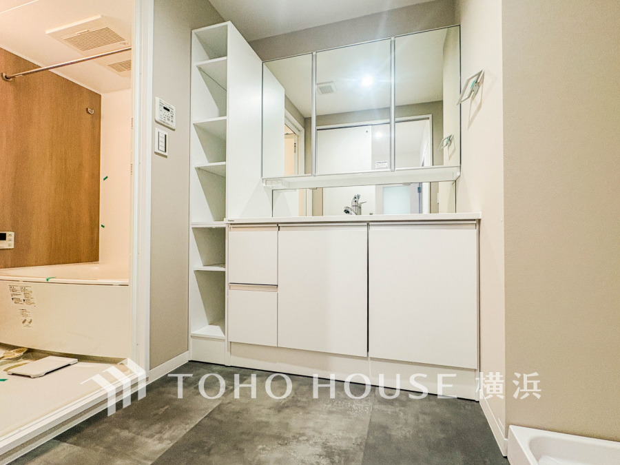 落ち着いた空間を演出するカラーと、ゆったり落ち着いてお使い頂ける広さが魅力のパウダールーム。居室からも独立しており、プライベート空間を保ちます。