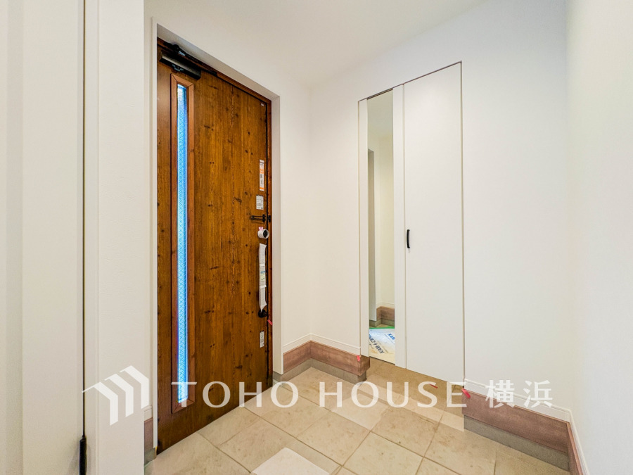 木の温もりを感じる玄関ドアと大容量の収納スペースがあり、清潔感あふれる明るい玄関ホールです。