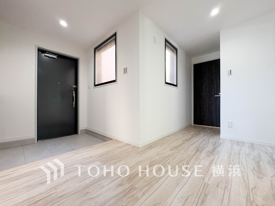 上質感漂う玄関と廊下。居住者の帰り、訪れる方を優しく迎える・安らぎに満ちた生活空間を予感させる。健やかな暮らしを楽しめることでしょう。