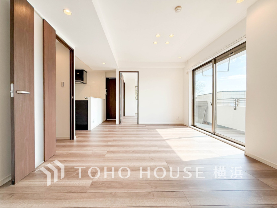 家族と過ごすひと時を溢れる光が優しく包み込むリビングダイニング。家族とともに、心穏やかに過ごすひととき。家族との時間、自分の時間を大切にできる空間がここにあります。