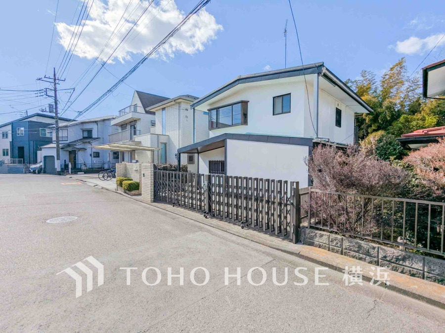 閑静な住宅街の陽当りに恵まれた土地。たくさんの想いが美しいカタチに彩られた時、そこにはひと時のくつろぎが生まれ、ゆっくりと愛着が育まれていきます。