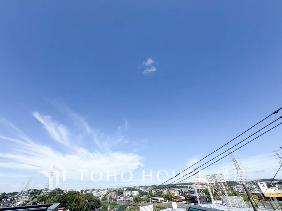 この開放感ある眺望と共に閑静な住宅街の季節感を演出する四季折々の変化を楽しめる心地よい場所となることでしょう。