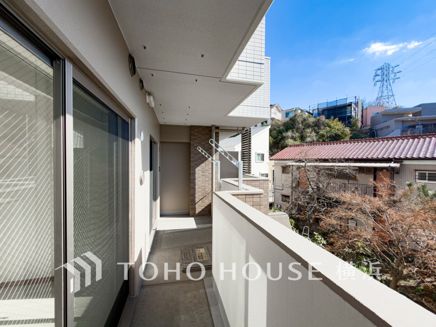 陽光とそよ風に触れることができる南向きの明るいバルコニー。
