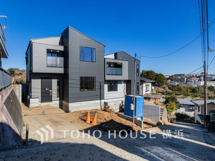 陽当たり良好な高台に建つ、現代的なデザインの新築住宅。静かな住宅街で快適な暮らしを実現します。【2026年1月撮影】