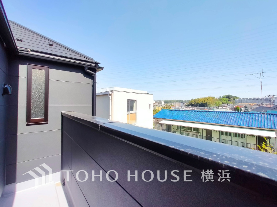 暮らしの中で光と風を演出してくれるバルコニー、見事なまでの開放的な空間を演出しながら、プライベート性も確保された空間は我が家の自慢。