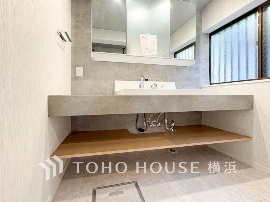 落ち着いた空間を演出するカラーと、ゆったり落ち着いてお使い頂ける広さが魅力のパウダールーム。居室からも独立しており、プライベート空間を保ちます。