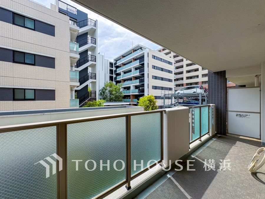 広いバルコニーは、暮らしの中での光と風を演出してくれています。見事なまでの開放的な空間をお楽しみください。