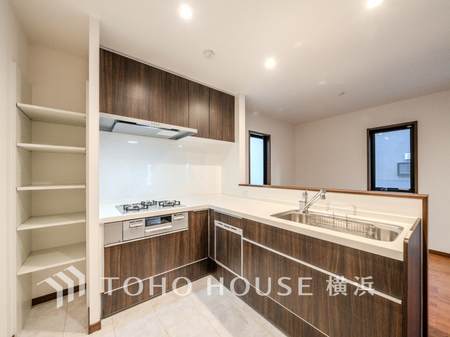 広く取られた対面キッチンは、リビングで寛ぐご家族やゲストと会話をしながらお料理が出来ます。Ｌ字型キッチンなので、家事がしやすく無駄のない動線がうれしい空間。