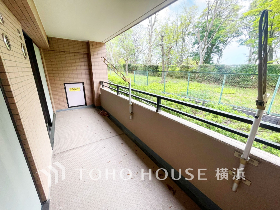 緑豊かな眺望を楽しめる広々としたバルコニー。南向きで陽当たりも良く、心地よいアウトドア空間です。