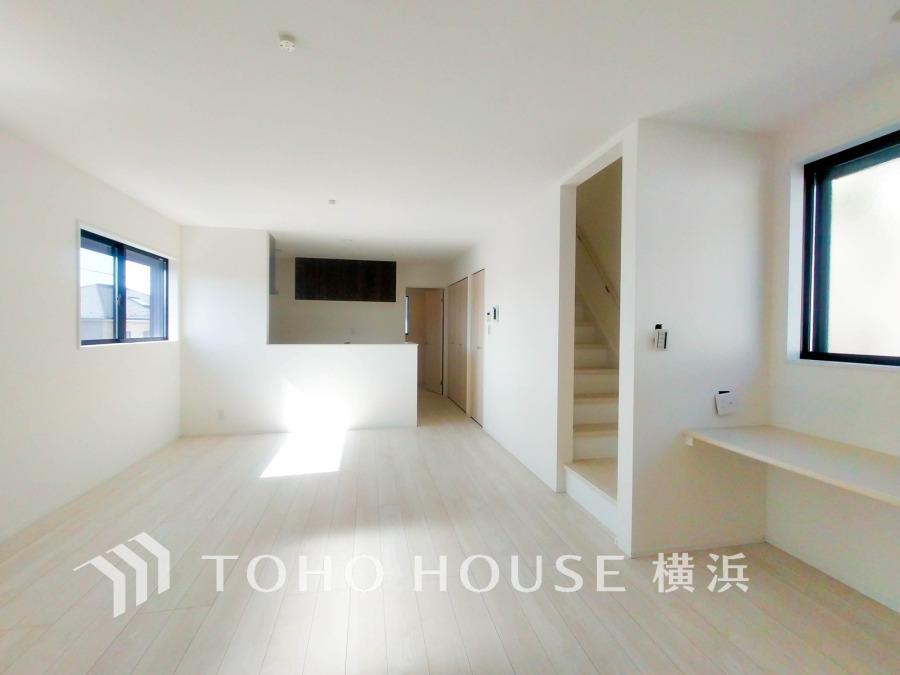 豊かな光が照らすこの場所は、たわいもない会話を楽しみ、ゆったりとした時間を過ごす場所。家族の日常が刻まれる大切な空間です。