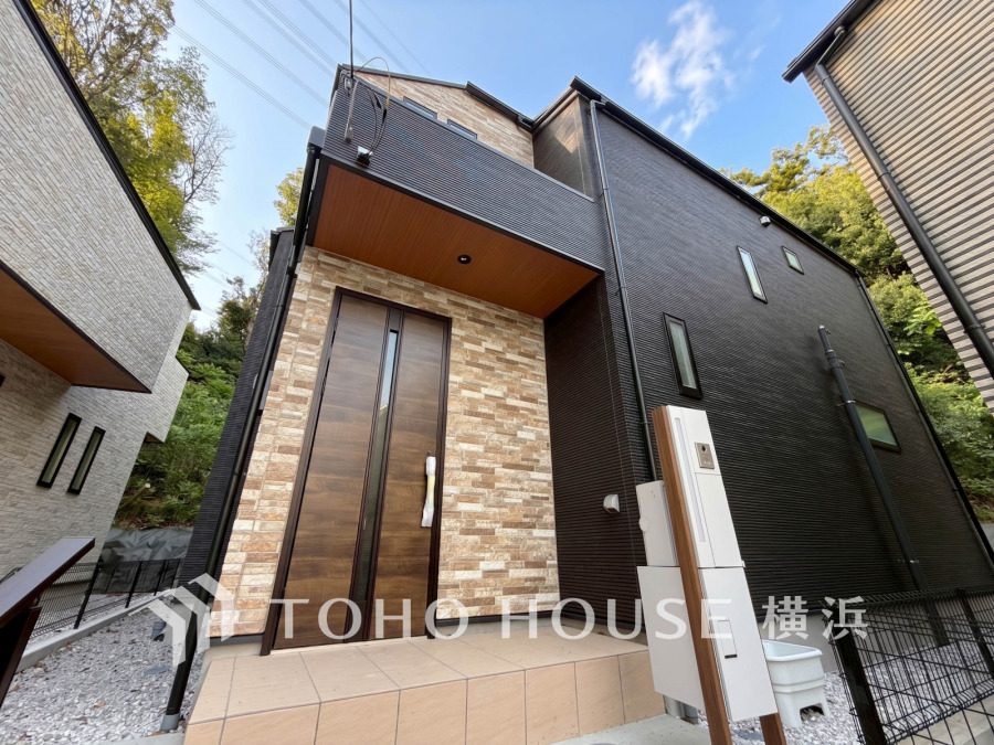 爽やかな青空の下に贅沢なほどに降り注ぐ陽光、豊かな居住性と、クオリティが見事に調和した住空間は、住まうことの喜びを感じさせてくれます。