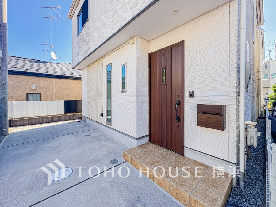 上質感漂う玄関。居住者の帰り、訪れる方を優しく迎える・安らぎに満ちた生活空間を予感させる。健やかな暮らしを楽しめそう