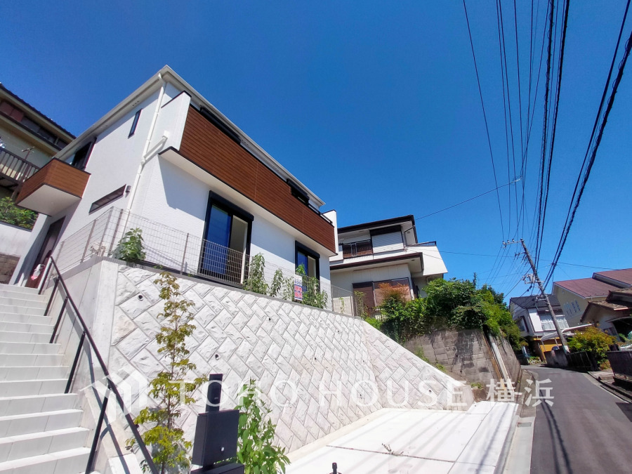 南西道路に面し陽当たり良好。前面道路から1段上がった開放感のある立地です。カースペース1台分あり。