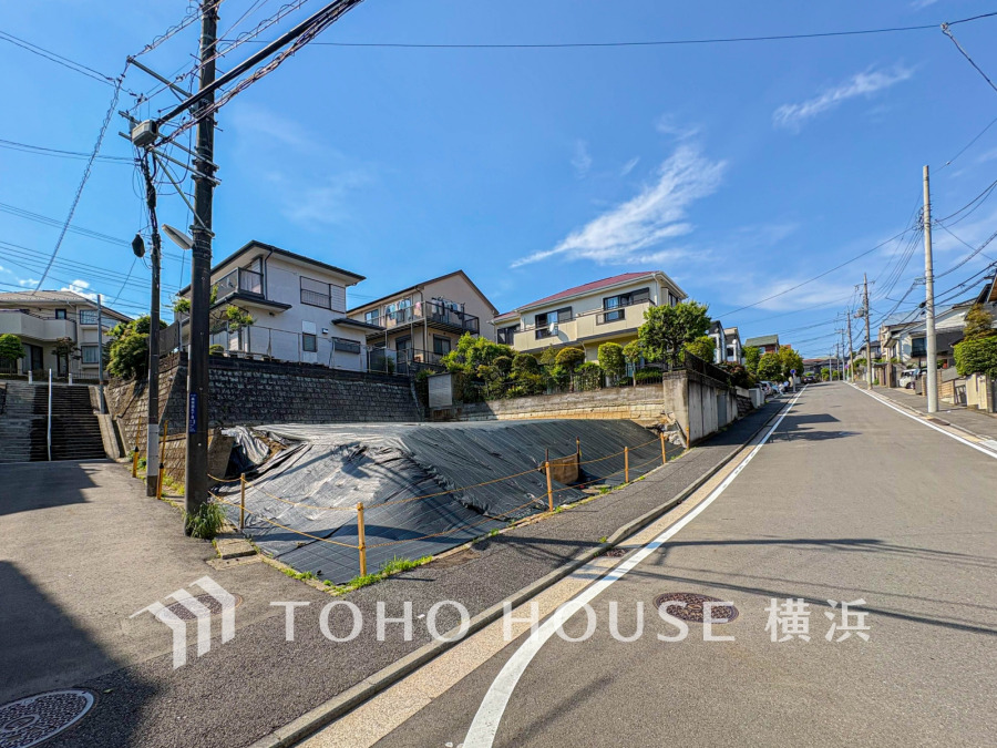 前面道路との高低差があり開放感があります。
