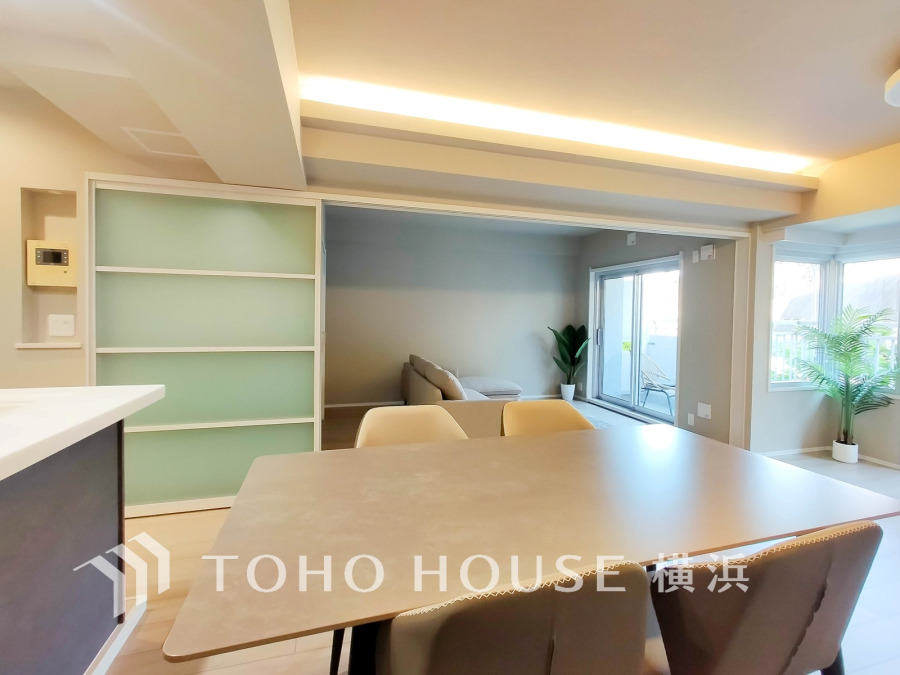 和やかで洗練された空間の演出。寛ぎとコミュニケーションを育む居心地のよい場所。やわらかな陽射しが降り注ぎ、室内に開放感と爽快感をもたらします。