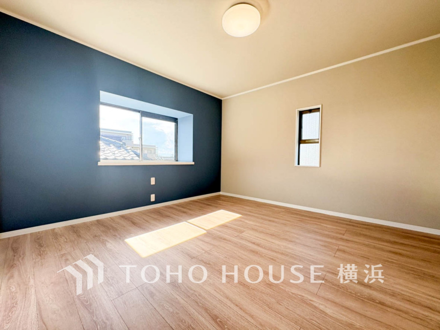 大きな窓からは快適な光を取り入れ、通気性能を上げる事で居心地の良い空間を演出します。多くの時間を過ごす住まいだからこそ、いつも快適な場所であるように心掛けています。