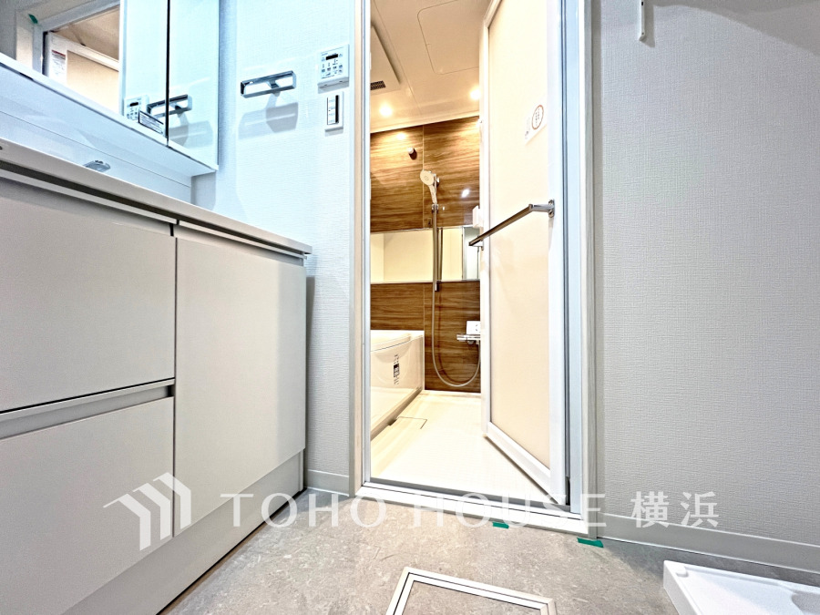 新規交換された洗面化粧台は美しく使いやすい機能が備えられています。