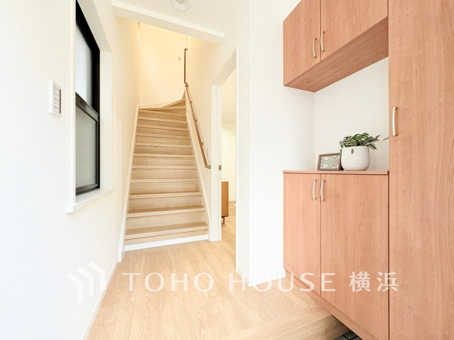 お客様をお迎えする玄関は落ち着いた雰囲気。帰り着くたびに洗練されたテイストの空間に迎えられ誇りと喜びを感じる玄関まわりです。