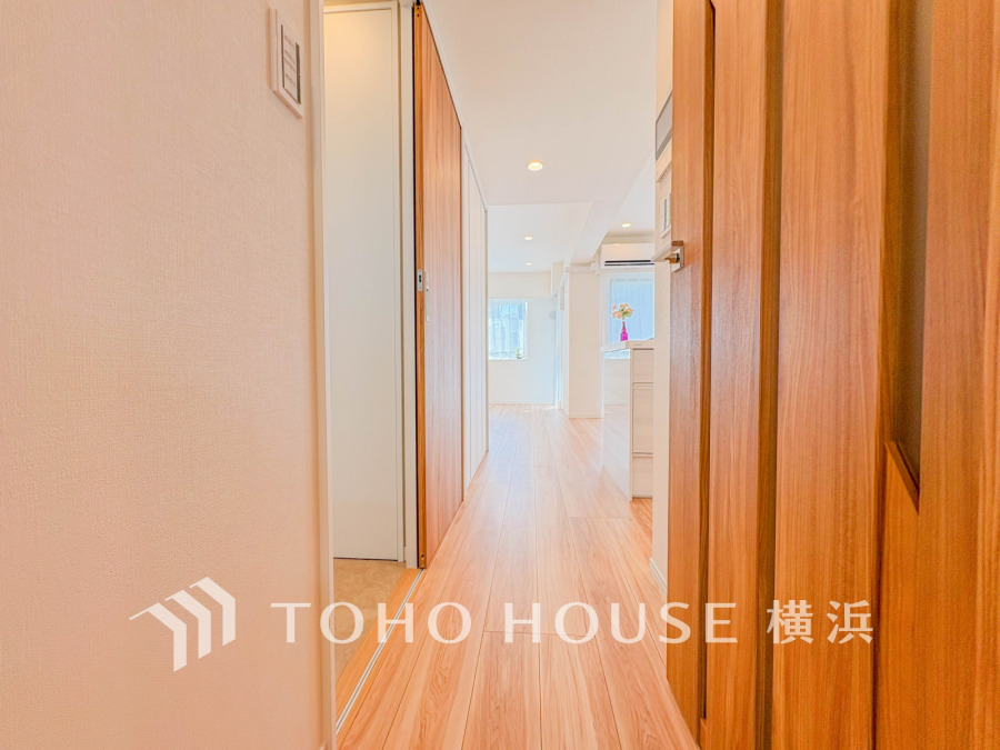 上質感漂う玄関と廊下。居住者の帰り、訪れる方を優しく迎える・安らぎに満ちた生活空間を予感させる。健やかな暮らしを楽しめそう。