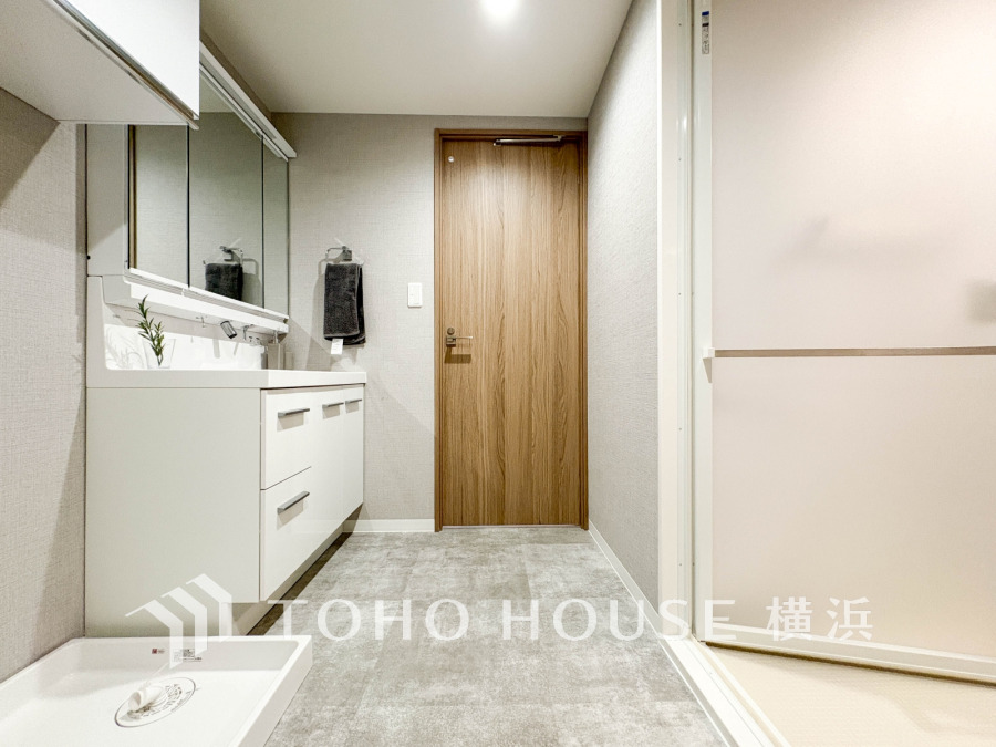 清潔感のあるプライベート空間は、身だしなみチェックや肌のお手入れに最適です。収納もあり、スッキリと見映えの良い空間に拵えました。時間に余裕とゆとりを持たせます。