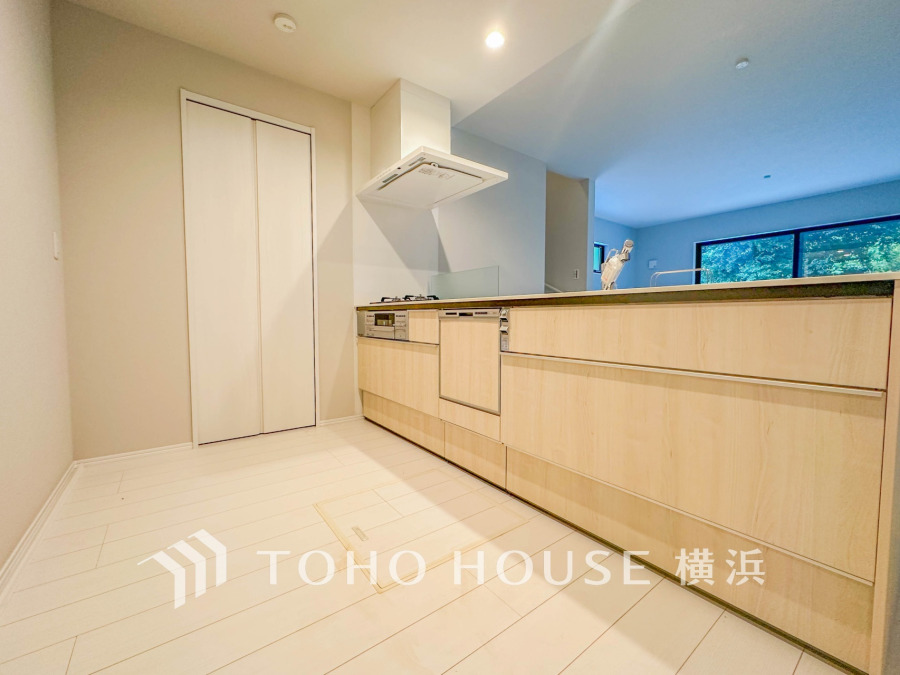 使い勝手の良い設備のキッチンで効率よくお料理もできます。食する料理に家族が舌鼓を打ち自然と笑いが絶えない空気感がそこに広がります。自慢の腕をふるってください。