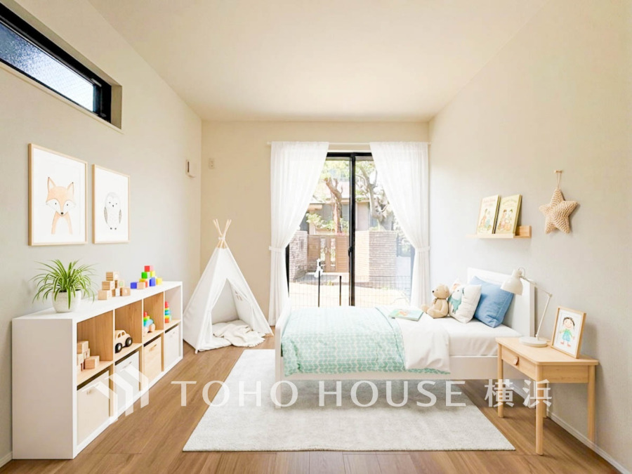 過ぎ行く時間をゆったりと感じることができる落ちついたプライベートルーム。リビングで楽しく過ごした後はゆっくり寛ぎの時間を満喫できます。静かな環境でリラックスタイムを愉しんで。（装飾品はAI加工です）