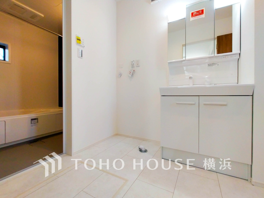 ゆったり落ち着いてお使い頂ける広さと収納を確保した洗面室。
