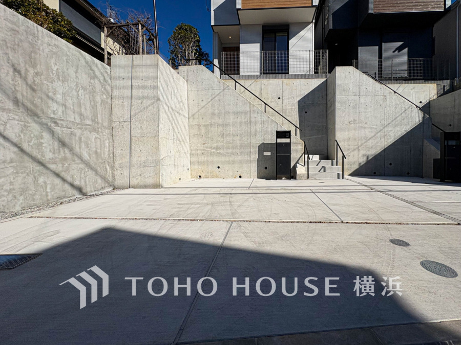 ゆったりとした駐車スペースを確保いたしましたので、大きめのお車でも駐車可能です。自転車やバイクなど、ゆとりのある敷地で置き場所に困ることはないでしょう。