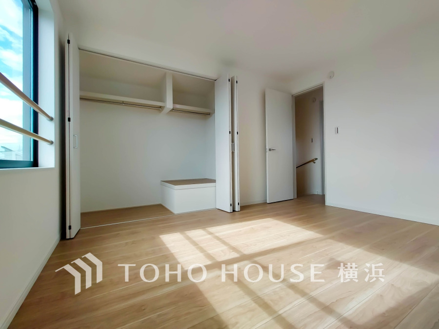 たっぷりの収納を備えた洋室。プライベートな自分時間を快適に過ごせるお部屋です。

