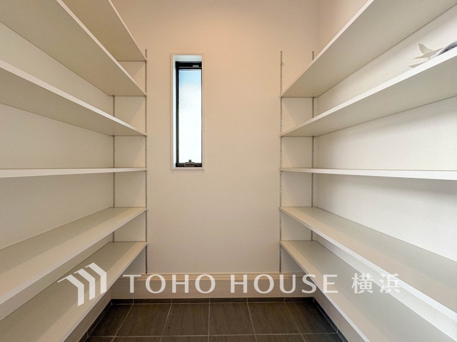 玄関横に設置されたシューズインクローゼット。高さの調節もでき、お好きなサイズの靴はもちろん、傘やレインコート、ゴルフバック等も収納できるので、スッキリとした玄関が実現できます。