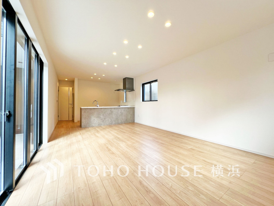 明るく開放的な空間が広がるLDK。室内には豊かな陽光が注ぎ込み、爽やかな住空間を演出。
