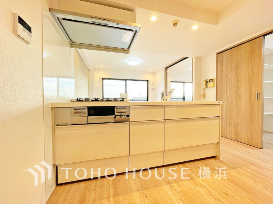 明るく開放的な対面キッチンは、収納豊富で使い勝手良好。リビングと繋がり家族の会話も弾みます。